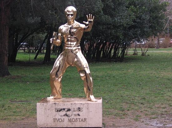 http://shramba.lovrenc.net/carobniprst/klepet/bruce-lee.jpg
