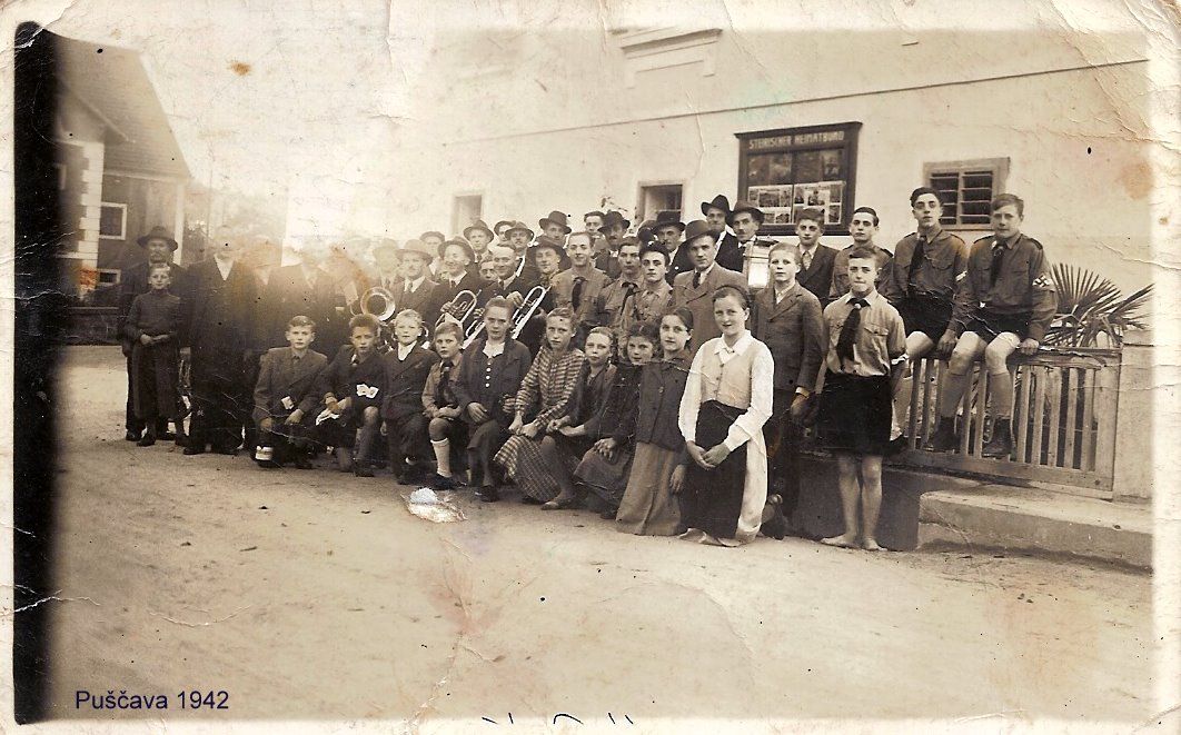 http://shramba.lovrenc.net/dreamboxer/klepet/godba-v-puscavi-1942.jpg