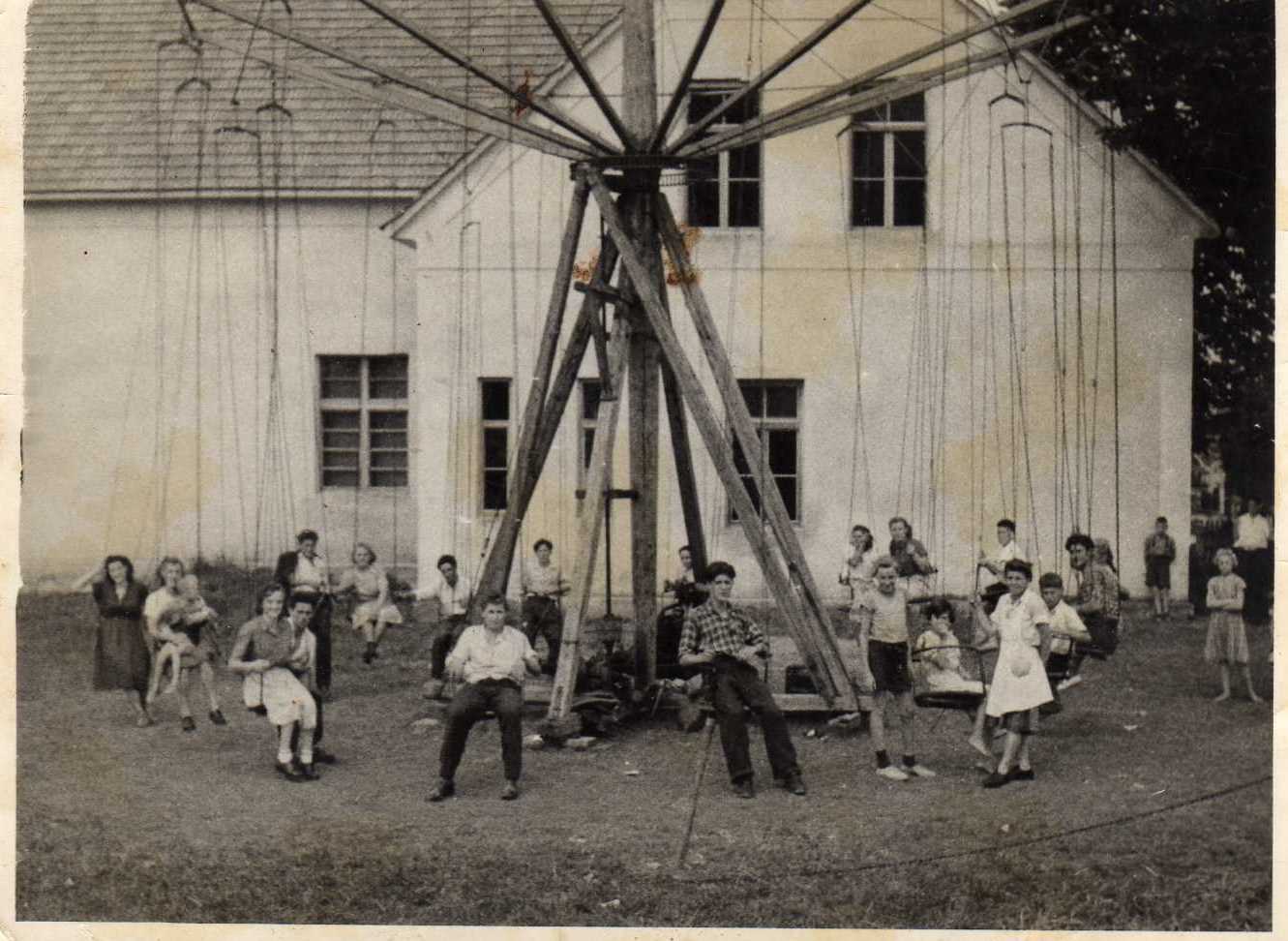 http://shramba.lovrenc.net/maxi/klepet/4c3ringlspil-1949.jpg