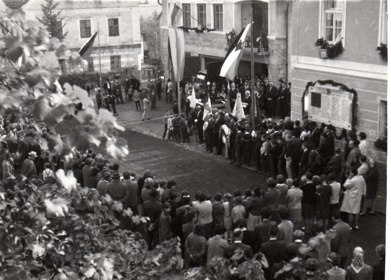 http://shramba.lovrenc.net/maxi/klepet/4rrr-otv-asvalta-okt-1962.jpg