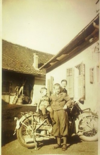 http://shramba.lovrenc.net/maxi/klepet/cam04747harley-na-dvoris.jpg