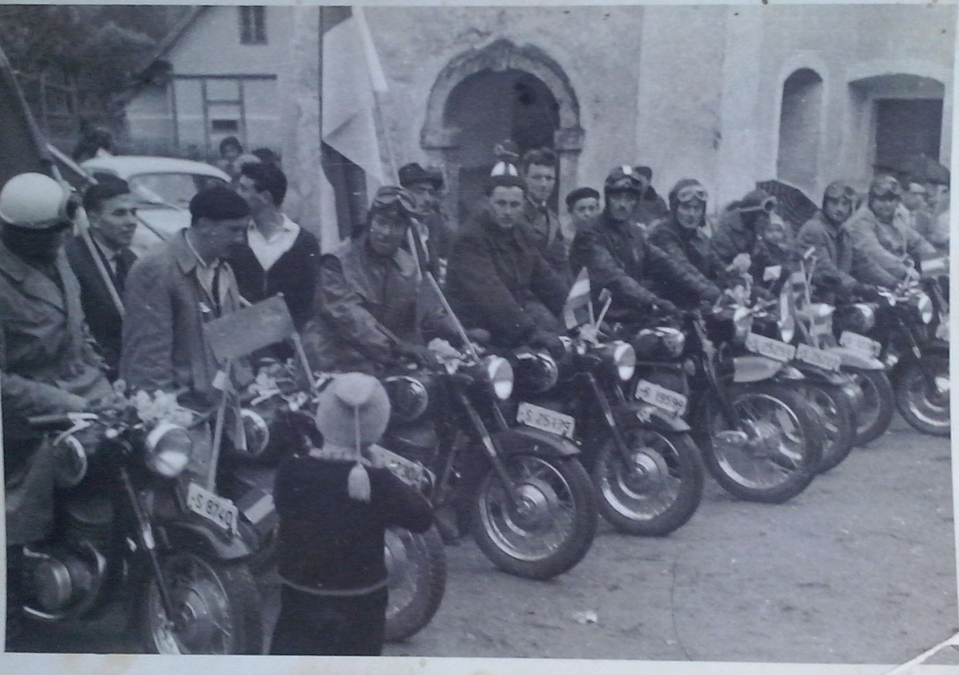 http://shramba.lovrenc.net/maxi/klepet/cam05677motoristipred-vh.jpg