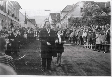 http://shramba.lovrenc.net/maxi/klepet/cam07216otvoritev-asvalt.jpg