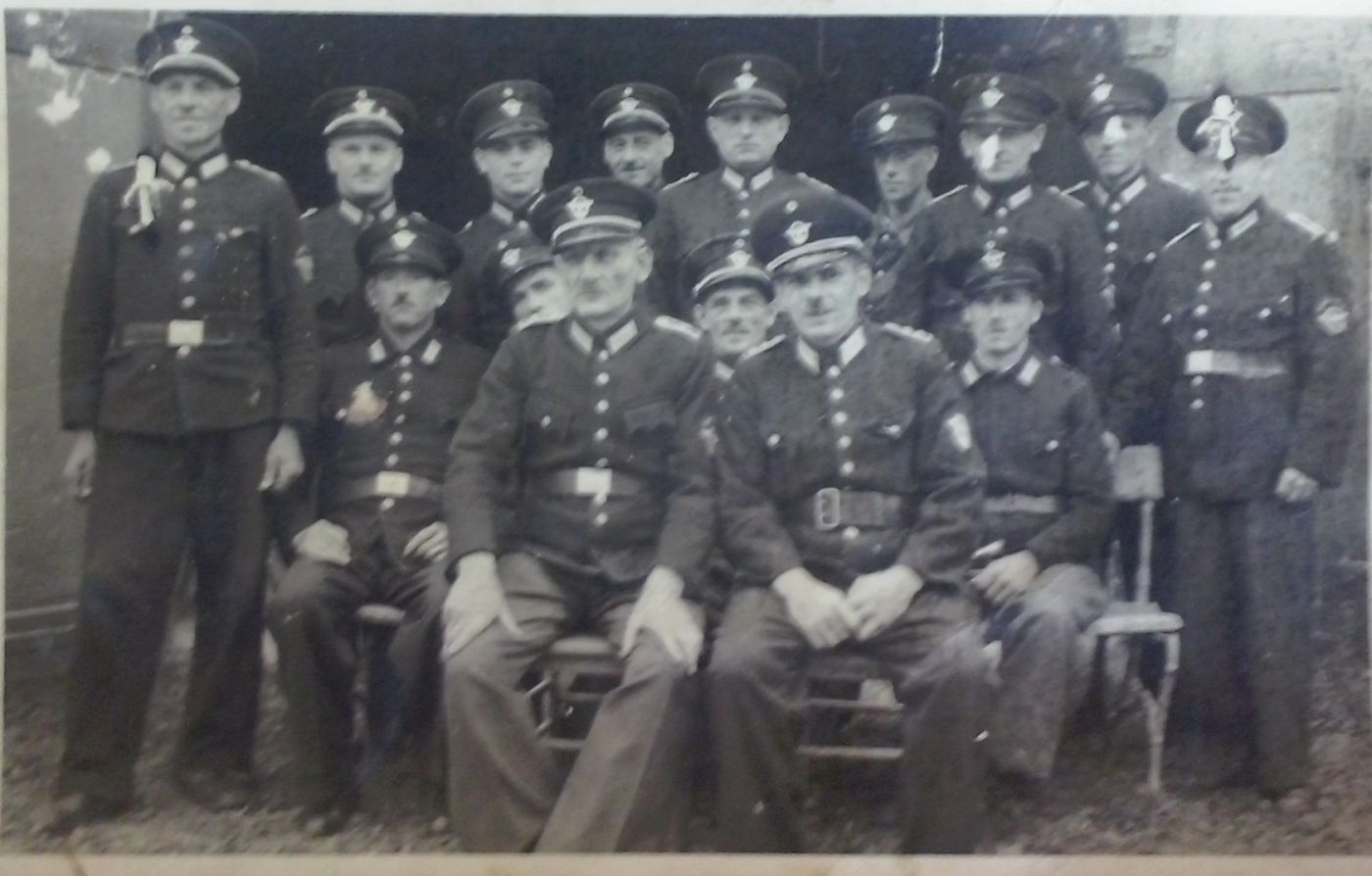 http://shramba.lovrenc.net/maxi/klepet/g29-gasilci-pred-ii-vojn.jpg