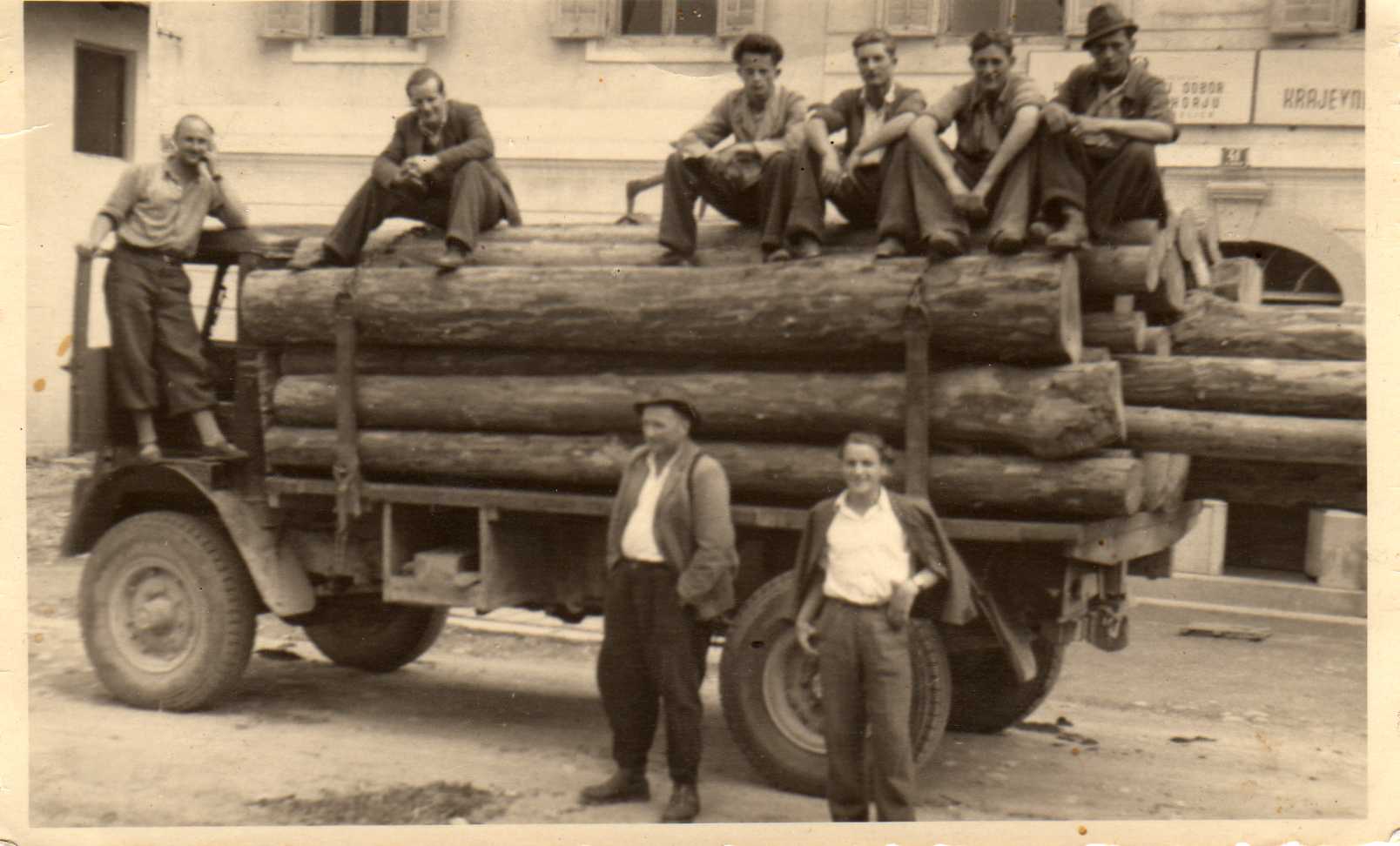 http://shramba.lovrenc.net/maxi/klepet/img269pred-krajuradom.jpg