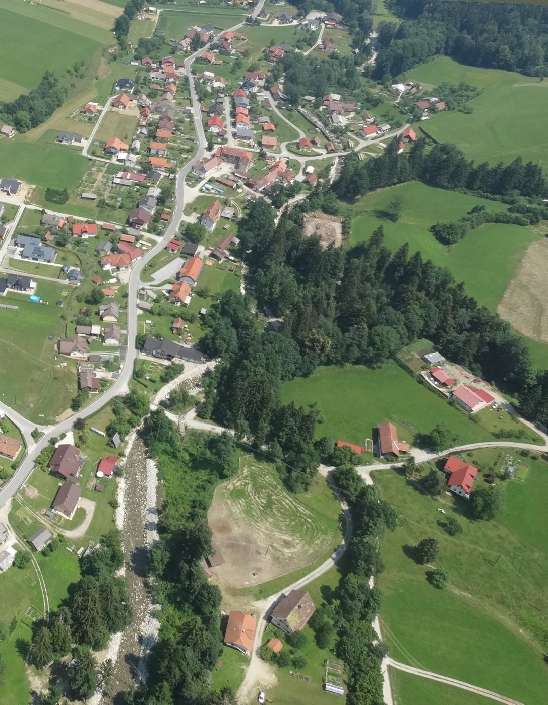 http://shramba.lovrenc.net/maxi/klepet/lovfakovo-z-okolico.jpg