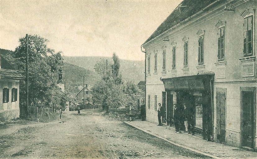 http://shramba.lovrenc.net/maxi/klepet/po-trgu.jpg