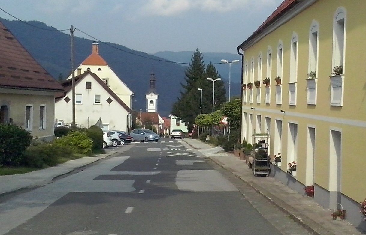 http://shramba.lovrenc.net/maxi/klepet/po-trgu1.jpg