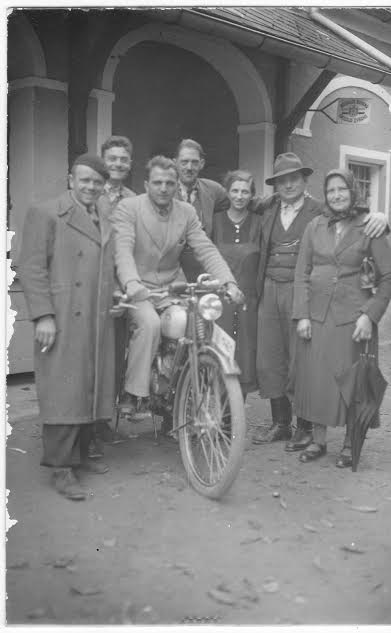 http://shramba.lovrenc.net/maxi/klepet/pred-gostilno-motorist.jpg